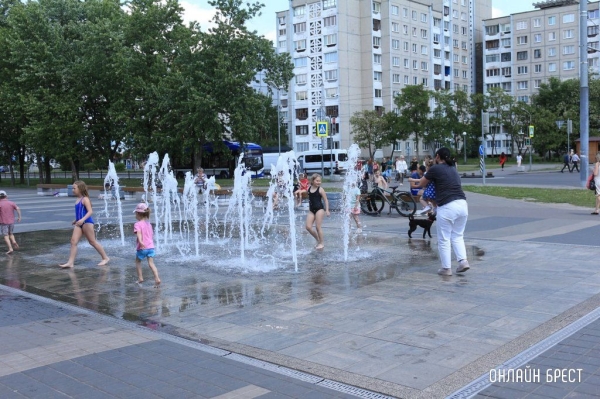 Читатель: Дети радуются жаре! Фото сделано на Востоке в Бресте возле Экватора
Читатель: Дети радуются жаре! Фото сделано на Востоке в Бресте возле Экватора