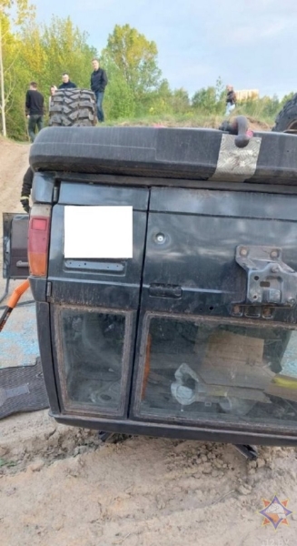 В Бресте перевернулся внедорожник. Работниками МЧС спасена девушка В Бресте перевернулся внедорожник. Работниками МЧС спасена девушка