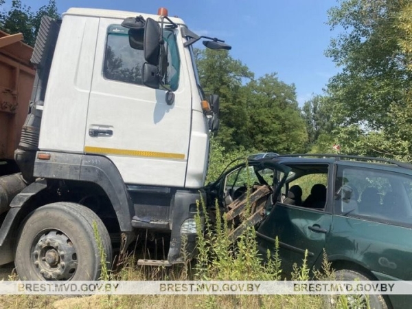 В Кобринском районе легковушка столкнулась с грузовиком. Кто виноват? В Кобринском районе легковушка столкнулась с грузовиком. Кто виноват?