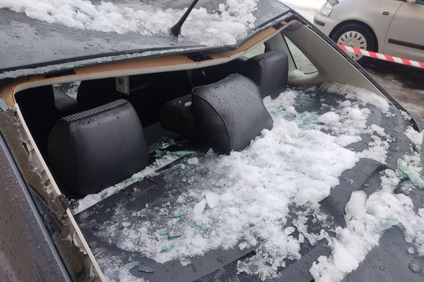 Белорус показал последствия падения снега на его Volkswagen Polo Белорус показал последствия падения снега на его Volkswagen Polo