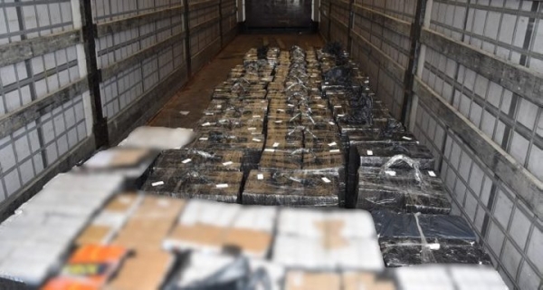 На польско-белорусской границе в грузовике обнаружено 55 тысяч пачек сигарет На польско-белорусской границе в грузовике обнаружено 55 тысяч пачек сигарет