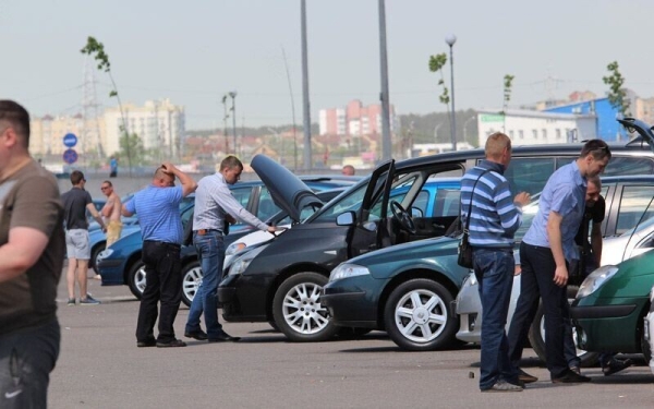 «Она стоила $16 900, но 300 долларов нам сбросили». Белорусы купили внедорожник в автохаусе — остались без денег и машины «Она стоила $16 900, но 300 долларов нам сбросили». Белорусы купили внедорожник в автохаусе — остались без денег и машины