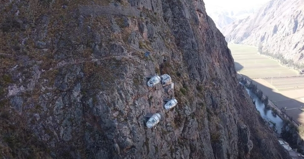 Не для слабонервных. Всем желающим предлагают переночевать в прозрачных капсулах, подвешенных к отвесной скале Не для слабонервных. Всем желающим предлагают переночевать в прозрачных капсулах, подвешенных к отвесной скале