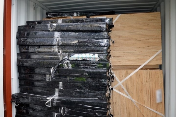 Белорус спрятал сигареты в моторе своего автомобиля и поехал в Польшу. Посмотрите на эти тайники