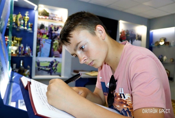 Читатель: В историко-демонстрационном зале УВД Брестского облисполкома
Читатель: В историко-демонстрационном зале УВД Брестского облисполкома