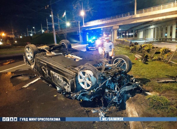 Audi в центре Минска перевернулся несколько раз и лег на крышу Audi в центре Минска перевернулся несколько раз и лег на крышу