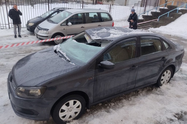 Белорус показал последствия падения снега на его Volkswagen Polo Белорус показал последствия падения снега на его Volkswagen Polo