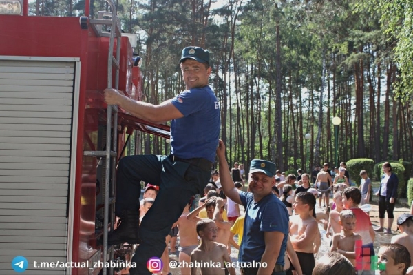 Жабинковские спасатели устроили водную феерию ребятам, отдыхающим в оздоровительном лагере «Орленок» Жабинковские спасатели устроили водную феерию ребятам, отдыхающим в оздоровительном лагере «Орленок»
