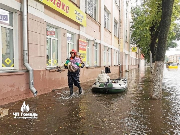 Сильный дождь затопил Гомель. Людей из воды доставали спасатели на лодках Сильный дождь затопил Гомель. Людей из воды доставали спасатели на лодках