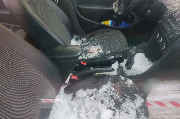 Белорус показал последствия падения снега на его Volkswagen Polo Белорус показал последствия падения снега на его Volkswagen Polo